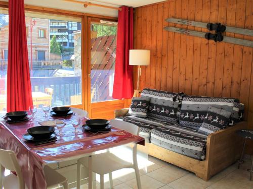 - une salle à manger avec une table, un canapé, une table et des chaises dans l'établissement Appartement cosy 3 pièces, 4 couchages, proche des pistes et commerces à Vars Les Claux - FR-1-330B-212, à Vars