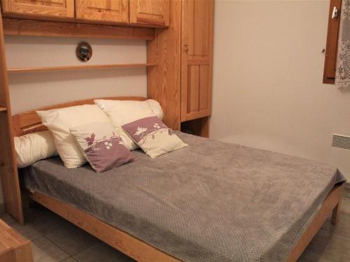 un lit avec deux oreillers dessus dans une chambre dans l'établissement Appartement cosy 3 pièces, 4 couchages, proche des pistes et commerces à Vars Les Claux - FR-1-330B-212, à Vars