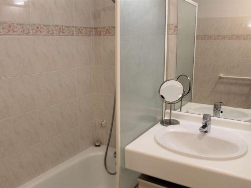 une salle de bain avec un lavabo, une baignoire et un miroir dans l'établissement Appartement cosy 3 pièces, 4 couchages, proche des pistes et commerces à Vars Les Claux - FR-1-330B-212, à Vars