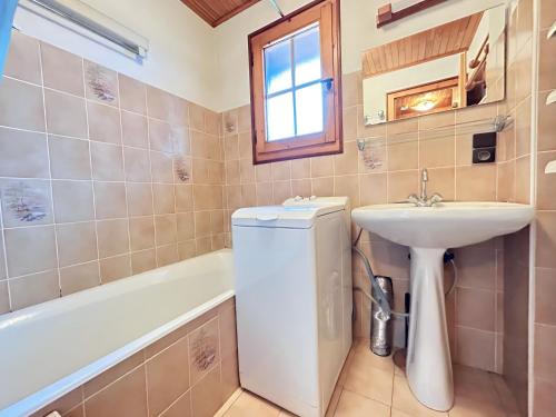 une salle de bain avec un lavabo, des toilettes et une baignoire dans l'établissement Chalet familial proche des pistes avec WiFi et parking - FR-1-623-349, aux Gets