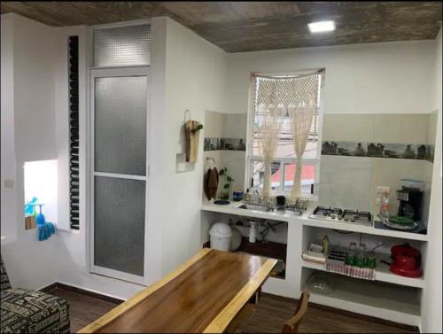 ein Wohnzimmer mit einem Holztisch und einem Fenster in der Unterkunft hermoso departamento en coatepec in Coatepec