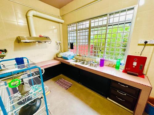 una cucina con lavandino e finestra di HM AIRBNB a Sibu