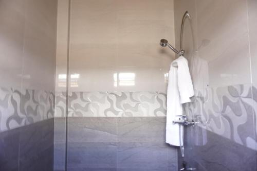 baño con ducha y puerta de cristal en La Blue Villa en Dickwella