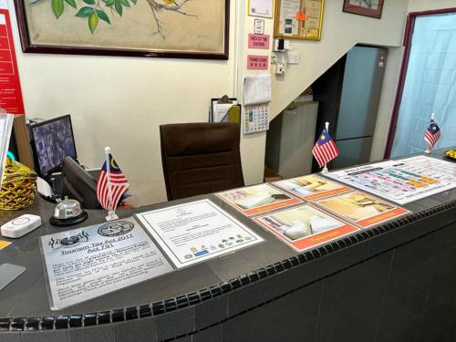 an office with a desk with american flags on it at Hotel BB Inn @ Cameron in Cameron Highlands