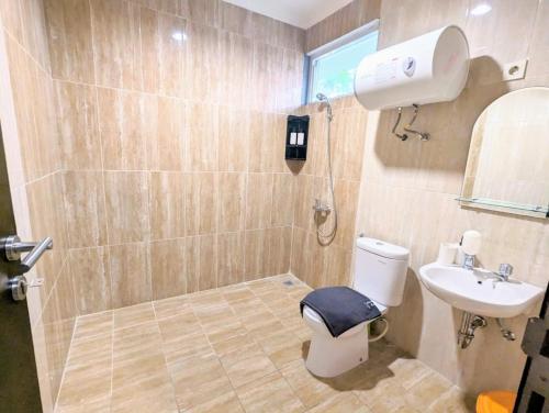 een badkamer met een toilet en een wastafel bij Cottonwood Villa @Setra Murni in Bandung