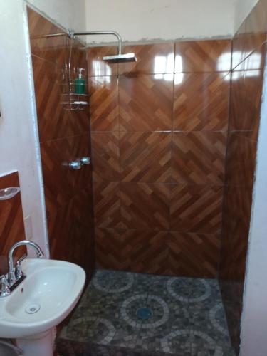 ein Bad mit einer Dusche, einem WC und einem Waschbecken in der Unterkunft Tranquilidad y comodidad 