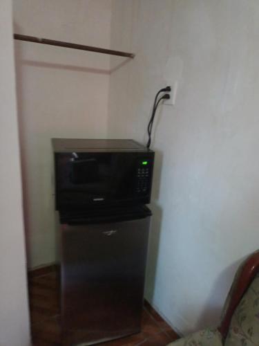 eine Mikrowelle auf einem Stand in einem Zimmer in der Unterkunft Tranquilidad y comodidad 