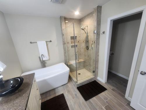 uma casa de banho com um chuveiro, um WC e um lavatório. em Loving Home away from home, 6 Bedrooms, 8 Beds em Colorado Springs