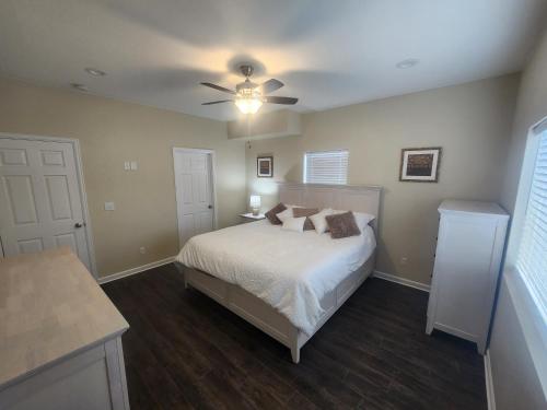 um quarto com uma cama e uma ventoinha de tecto em Loving Home away from home, 6 Bedrooms, 8 Beds em Colorado Springs