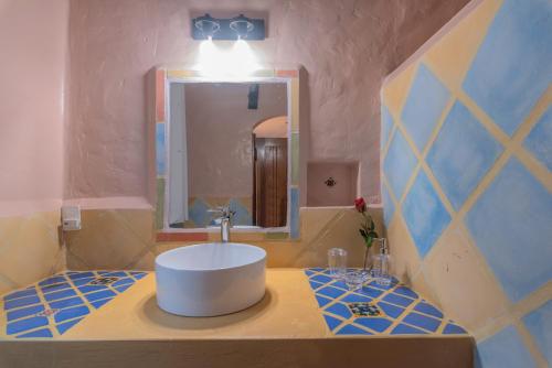 ein Bad mit einem Waschbecken und einem Spiegel in der Unterkunft EVALUNA VILLAS LAS TERRENAS in Santa Bárbara de Samaná