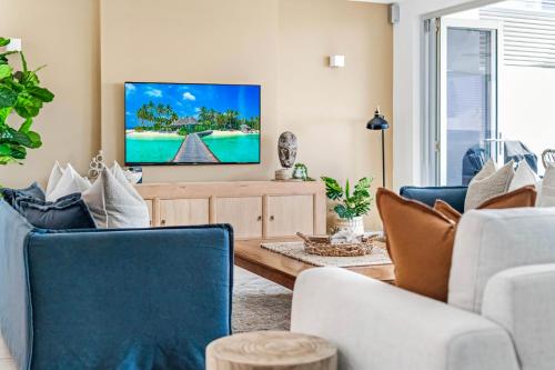 アレックス ビーチ ハウスにあるテレビまたはエンターテインメントセンター