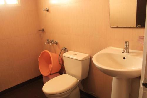 トゥティコロンにあるHotel Nakshatra Inn VL Tuticorinのトイレと洗面台付きのバスルーム
