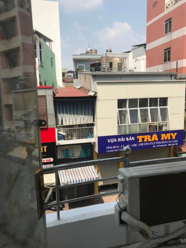 una ventana de un edificio con vistas a la ciudad en KHÁCH SẠN BẢO AN en Ho Chi Minh