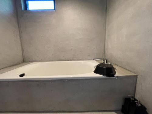 bañera en una habitación con ventana en the terrace sumoto - Vacation STAY 24588v, en Sumoto