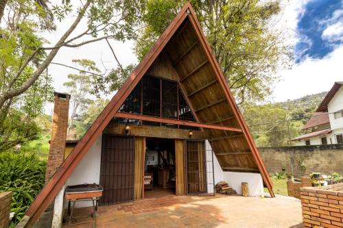 ein kleines Haus mit dreieckigem Dach in der Unterkunft Chalet Lander Colonia Tovar in El Tigre