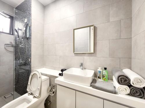 A bathroom at The Shore Kota Kinabalu City Centre by LW Suites