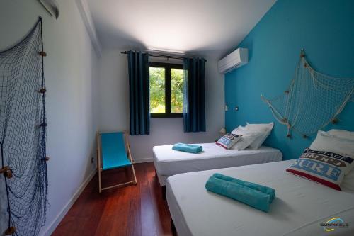 Habitación con 2 camas y ventana en Villa Palm Diamond Jacuzzi & Piscine privés, en Le Diamant