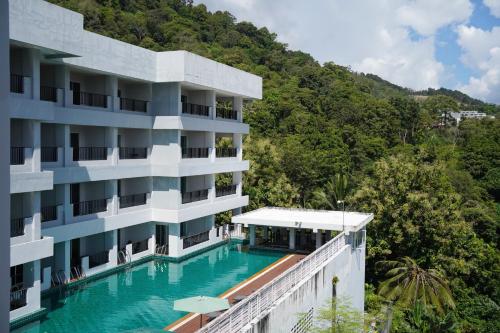 una imagen de un edificio con piscina en Casa Del M Phuket, en Patong Beach