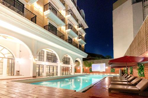 สระว่ายน้ำที่อยู่ใกล้ ๆ หรือใน Solar Hotel