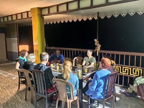 um grupo de pessoas sentadas à mesa em Nimchung bhutia residence em Temi