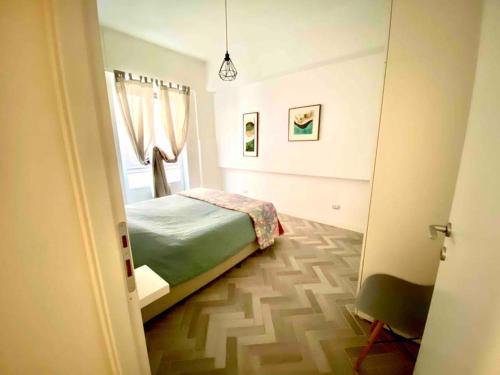 - une petite chambre avec un lit et une fenêtre dans l'établissement Pupazza House, intero appartamento nel cuore di Frascati, à Frascati