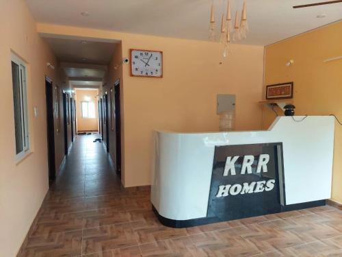 TandarāmbattuにあるKRR Homesの時計付きの廊下のキルホームカウンター