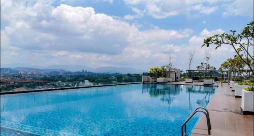 uma grande piscina no topo de um edifício em D'EvoLoft & Free WIFI em Bandar Baru Bangi