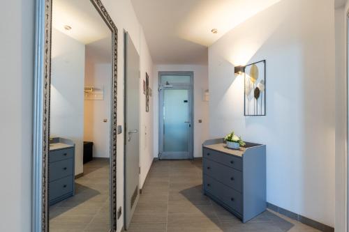 baño con espejo y tocador azul en BIG 7RMS City Central Loft, 1ALocation, en Berlín