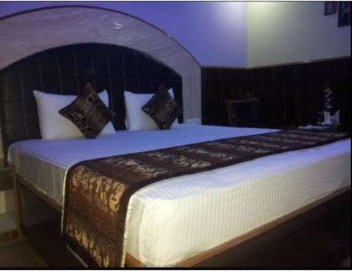 - une chambre avec un grand lit dans l'établissement Hotel Grand SM Regency, Darbhanga, à Darbhanga