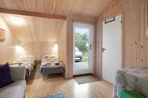 Zimmer mit 2 Betten und Glasschiebetür in der Unterkunft The Hub in Ebeltoft