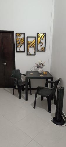 mesa y sillas en una habitación con mesa y sillas en Aparta Estudio en Puerto Berrio, en Puerto Berrío