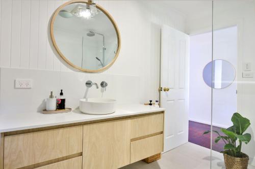 Ένα μπάνιο στο The Treehouse Pet Friendly 2 Mins Walk to Beach