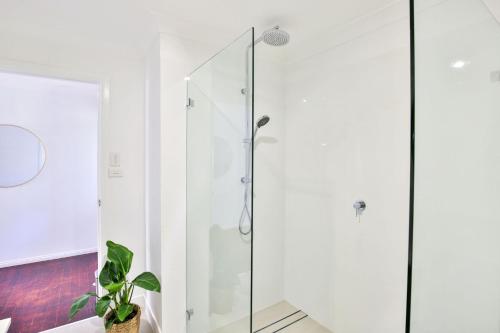 Ένα μπάνιο στο The Treehouse Pet Friendly 2 Mins Walk to Beach