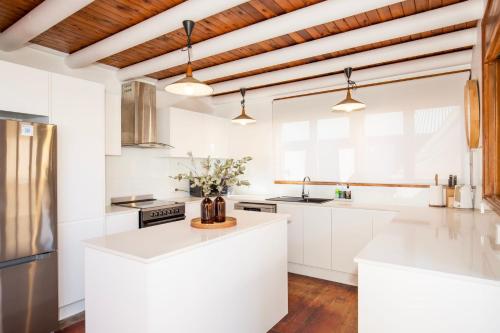 Η κουζίνα ή μικρή κουζίνα στο The Treehouse Pet Friendly 2 Mins Walk to Beach