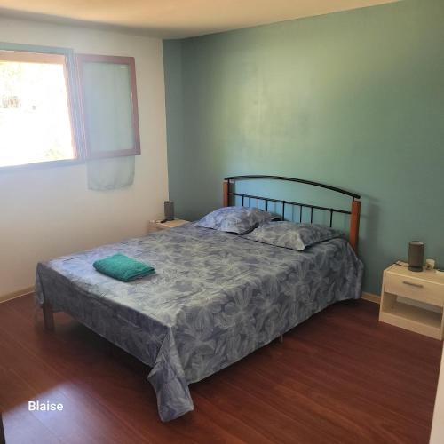 un dormitorio con una cama y una ventana en fleur de coton location saisonnière, en Grand Fond