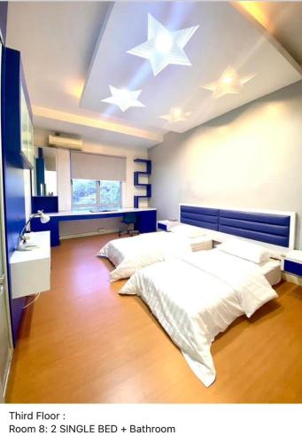 2 Betten in einem Zimmer mit Sternen an der Decke in der Unterkunft Moqjiona Homestay Laman Seri Seksyen 13 Shah Alam in Shah Alam