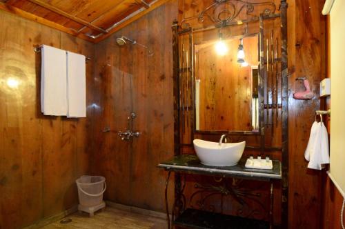 ein Bad mit einem Waschbecken und einem Spiegel in der Unterkunft Ekanta Resort in Sām