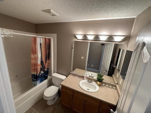 Ένα μπάνιο στο Spacious & Private Retreat near West Edmonton Mall