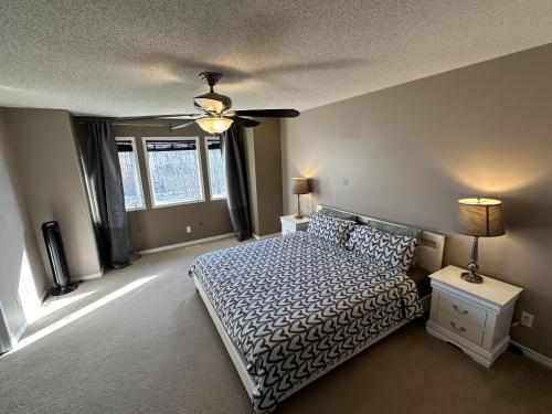 Posteľ alebo postele v izbe v ubytovaní Spacious & Private Retreat near West Edmonton Mall