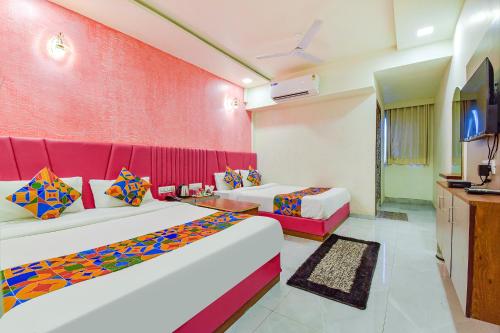 Llit o llits en una habitació de FabHotel Avadh Palace