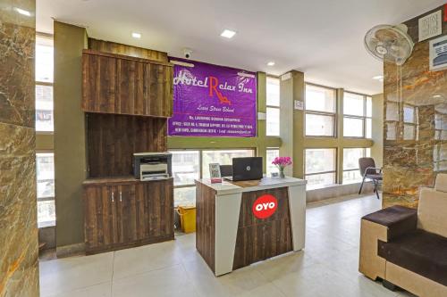 eine Lobby mit einem Schreibtisch und einem Laptop darauf in der Unterkunft Hotel Relax Inn in Gandhinagar