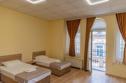 Pokój hotelowy z 2 łóżkami i balkonem w obiekcie Hostel CANTO w mieście Ruse