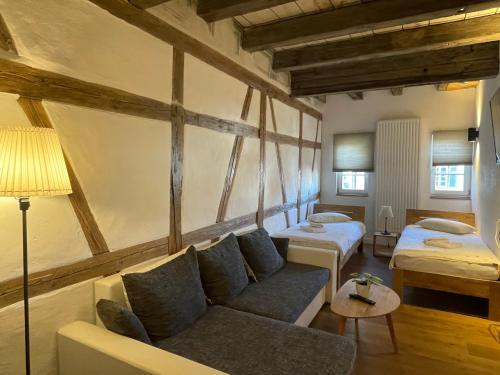 ein Wohnzimmer mit einem Sofa und einem Bett in der Unterkunft Gästezimmer an der Stadtmauer in Besigheim