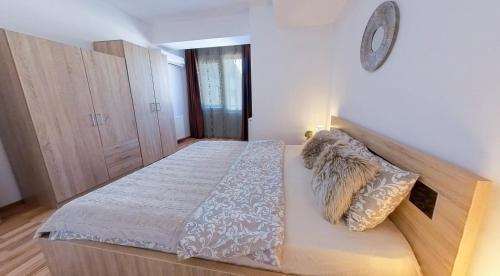 Un pat sau paturi într-o cameră la Old Town Flowery Apartment