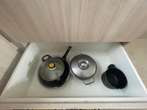 two pots and pans sitting on top of a stove at Casa geminada privativa com 2 quartos, cozinha e sala - sob nova direção, veja nota mas reserve o novo in Sorriso