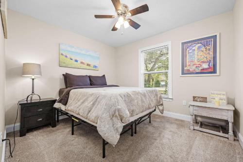 1 dormitorio con 1 cama y ventilador de techo en Niceville Dream Home Sleeps 13 en Niceville