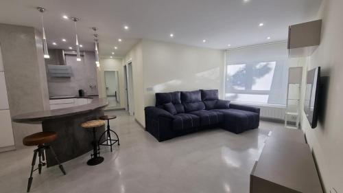 Il comprend un salon avec un canapé et une cuisine. dans l'établissement SARDINERO, à Santander