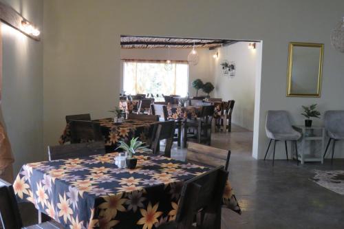 Khu vực ghế ngồi tại Faith City Guesthouse
