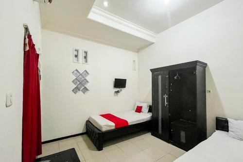Katil atau katil-katil dalam bilik di RedDoorz Syariah At Santana Stasiun Kepanjen