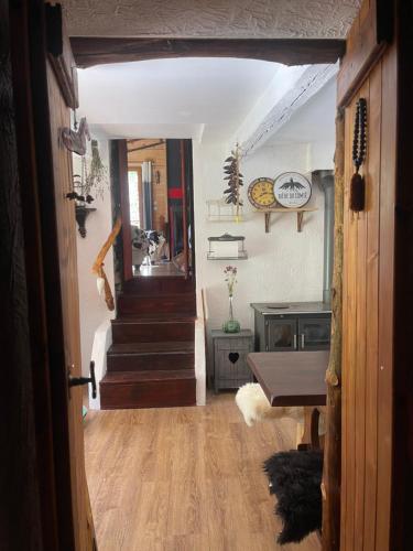 um corredor com uma escada numa casa em La bergerie em Roubion